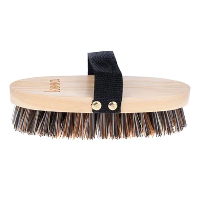 Holzbürste mit schwarzen und braunen Borsten, schwarzer Handriemen aus Stoff und zwei goldenen Nieten. Gravur 'Doggy' auf der Holzoberfläche.