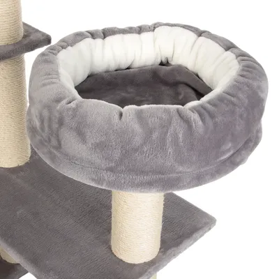 Niche ronde en peluche grise et blanche sur arbre à chat, poteaux recouverts de sisal visibles, plateforme en tissu gris.