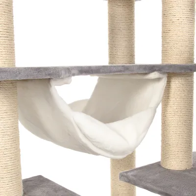 Hamac blanc en tissu fixé entre des poteaux recouverts de sisal sur un arbre à chat, avec plateformes grises visibles autour.
