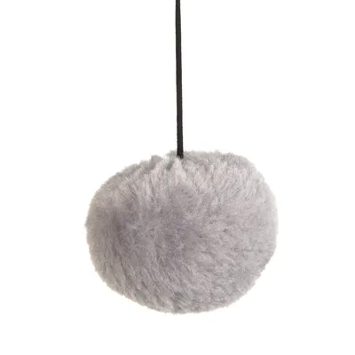 Balle grise en tissu peluche suspendue à une corde noire, sans marque visible ni texte.