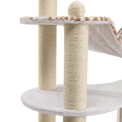 Dio penjalice za mačke s dva okrugla stupa omotana sisalom, dvije platforme prekrivene tkaninom i visećom ležaljkom sa uzorkom.