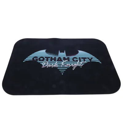 Черный коврик с логотипом Batman и надписью "Gotham City Dark Knight" синим и белым цветом.