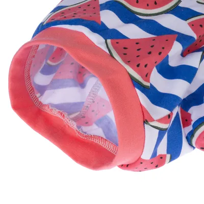 Nahaufnahme eines Stoffdesigns mit Wassermelonen-Muster und blauen Streifen, roter Rand. Produktdetails für Haustierbekleidung.