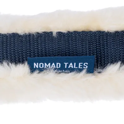 Nomad Tales München. Widok szczegółowy ciemnoniebieskiej taśmy z miękkim, kremowym obszyciem.