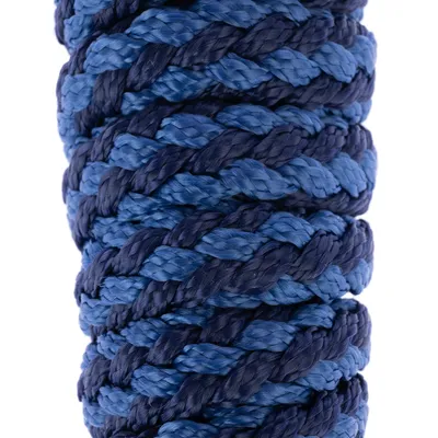 Gros plan sur une corde tressée en plastique bleu clair et bleu foncé, sans marque visible ni texte.