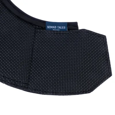 Nomad Tales München. Schwarzes Material mit strukturierter Oberfläche, Detailansicht eines Produkts.