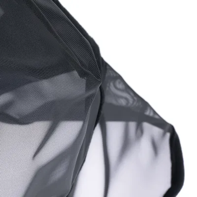 Nahaufnahme eines schwarzen Netzmaterials, möglicherweise Teil eines Produkts wie einer Tasche oder Abdeckung.