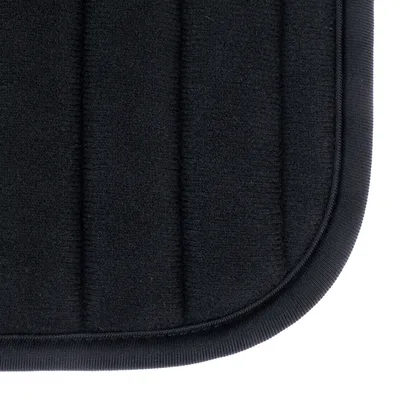 Schwarze, gepolsterte Matte mit abgerundeten Ecken und gestepptem Design. Detailansicht des Materials.
