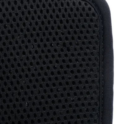 Gros plan sur un tissu noir à maille aérée, bordure en tissu visible à droite. Matériau textile ajouré.
