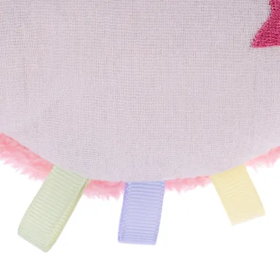 Rundes Stoffspielzeug mit rosa Plüschrand und bunten Schlaufen in Pastellfarben: Grün, Blau, Gelb.