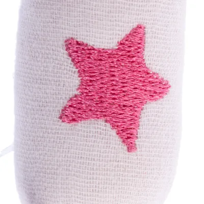 Weisser Stoff mit pinkem Stern aus Stickerei. Detailaufnahme des Materials.