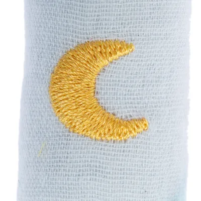 Hellblauer Stoff mit gesticktem gelbem Halbmond.