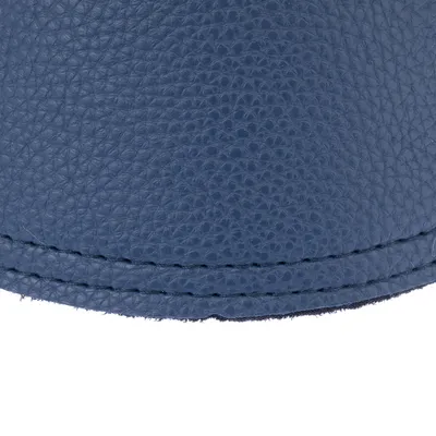 Gros plan sur une surface en similicuir bleu avec couture visible.