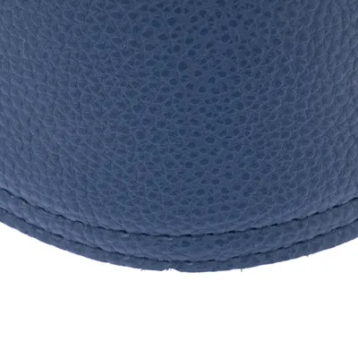 Nahaufnahme einer blauen, strukturierten Lederoberfläche mit sichtbarer Naht.