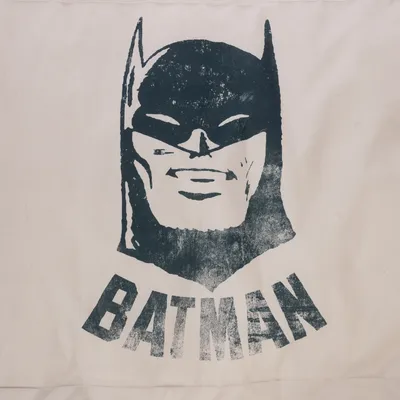 Logo di Batman con la scritta 'BATMAN' su sfondo beige.