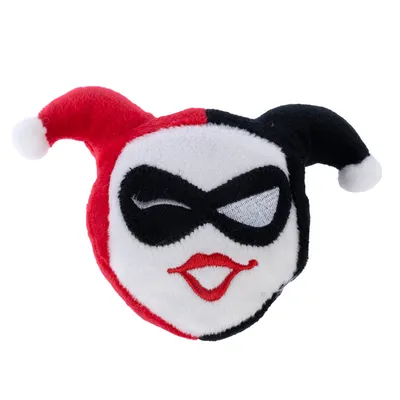 Okrugla plišana igračka s crveno-crnim harlekin dizajnom, maskom i crvenim usnama.