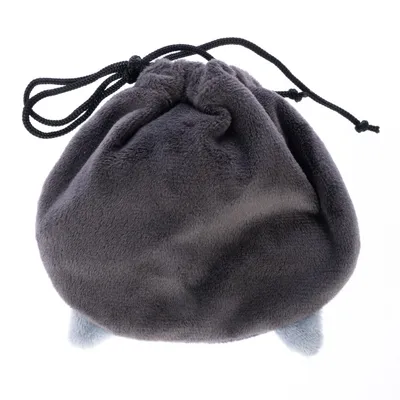 Pochette en tissu peluche gris avec cordon de serrage noir, deux petites extrémités bleues visibles à la base.