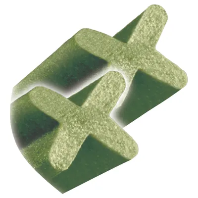 Två gröna tuggpinnar i X-form, ingen synlig text eller varumärke.