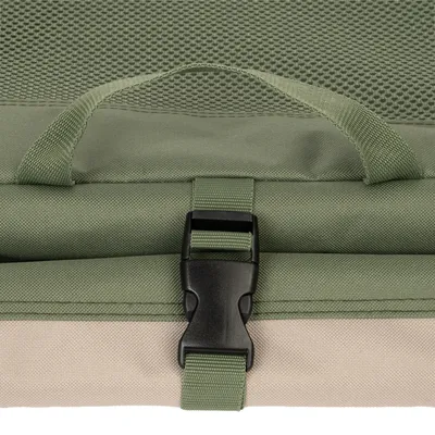 Bolsa de transporte verde con superficie de malla, asa y cierre de clic negro de plástico.