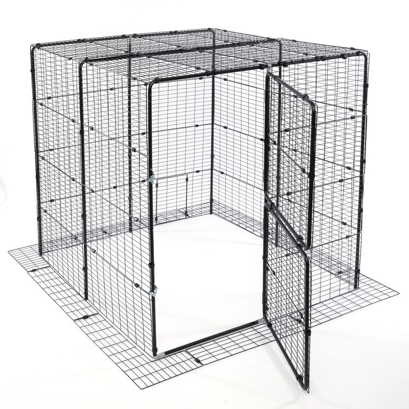 Metallgehege mit Gitterwänden und Tür, rechteckige Form, geeignet für Innen- oder Außenbereiche. Schwarzes Design mit stabiler Konstruktion.