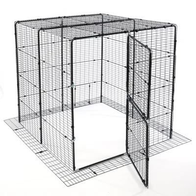 Metallgehege mit Gitterwänden und Tür, rechteckige Form, geeignet für Innen- oder Außenbereiche. Schwarzes Design mit stabiler Konstruktion.