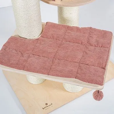 Krabpaal met sisalpalen, houten plateau en zacht geribd kussen in oudroze stof. Merknaam 'natural paradise' zichtbaar op de houten basis.