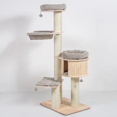 Kratzbaum aus Holz mit drei Ebenen, Sisalstämmen und gepolsterten Liegeflächen in Grau. Integrierte Höhle mit Kissen und Spielzeuganhänger.
