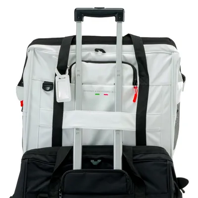 Torba transportowa z teleskopową rączką, biało-czarny design, widoczny napis 'Designed & Engineered in' z flagą Włoch.