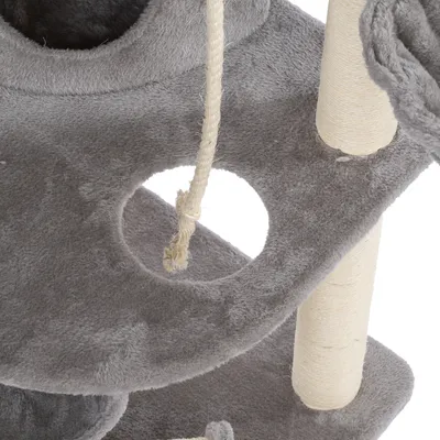 Grå kradsetræ med søjler omviklet med sisal, platforme og legereb. Nærbillede af materialer og konstruktion.