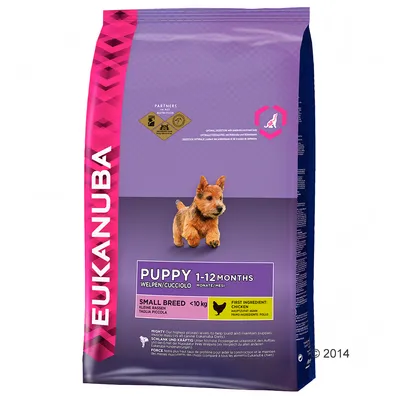 Saco de ração Eukanuba Puppy 1–12 Months para cães de raça pequena <10 kg. Primeiro ingrediente: frango. Imagem de cachorro na embalagem. Texto em inglês e outros idiomas visível.