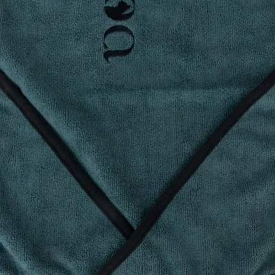 Dunkelgrünes Handtuch mit schwarzem Rand und dezentem Logo-Aufdruck.