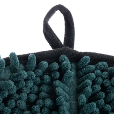 Detailaufnahme eines dunkelgrünen Mikrofaser-Handtuchs mit Schlaufe zum Aufhängen, geeignet für die Reinigung oder Trocknung.