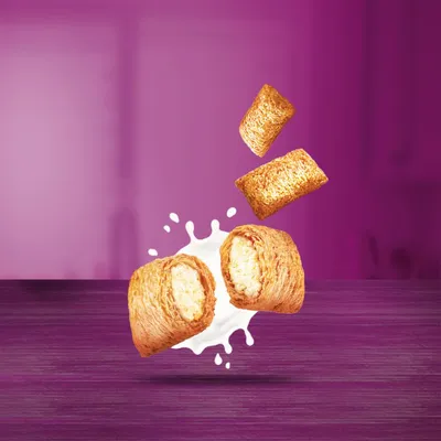 Knusprige Snacks mit cremiger Füllung, dargestellt vor einem violetten Hintergrund mit Milchspritzer.