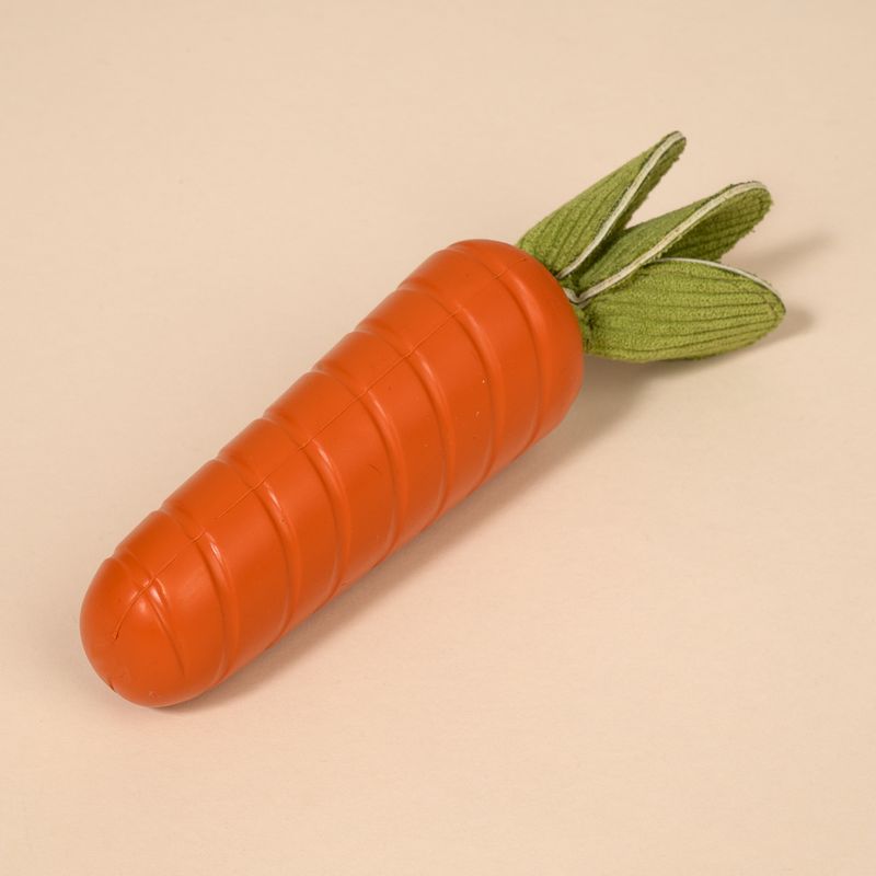 Spielzeug in Form einer orangefarbenen Karotte mit grünen Stoffblättern, geeignet für Haustiere.