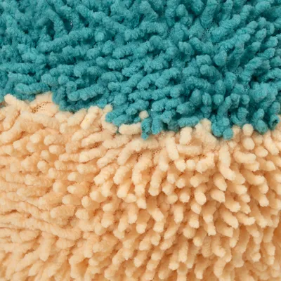 Nærbillede af et blødt materiale i turkis og beige, egnet til kæledyrsprodukter som tæpper eller legetøj.