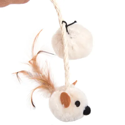 Juguete de tela con dos pelotas blancas, una con plumas marrones y cara de animal. Unidas por una cuerda trenzada.