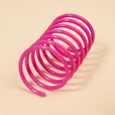 Pinkfarvet plastikspiral, egnet som legetøj eller tilbehør.