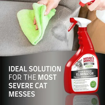 Nature's Miracle Ultimate Plet- & Lugtfjerner Sprayflaske, rengøring af en overflade med en grøn klud. Tekst: Ideel løsning til de mest alvorlige katteproblemer. Nature's Miracle Ultimate Plet- & Lugtfjerner Sprayflaske, rengøring af en overflade med en grøn klud. Tekst: Ideel løsning til de mest alvorlige katteproblemer.