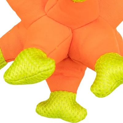 Pattes d'une peluche orange avec extrémités vertes en tissu texturé, vue rapprochée. Aucun texte ou marque visible.