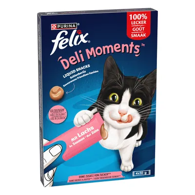 Purina Felix Deli Moments Liquid Snacks con salmón, bajo en calorías, sin azúcares añadidos, paquete de 4x10g. Gato sostiene el snack y se lame los labios.
