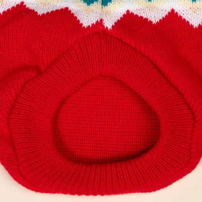 Roter gestrickter Stoff mit elastischem Ausschnitt, geeignet für Kleidung oder Accessoires.