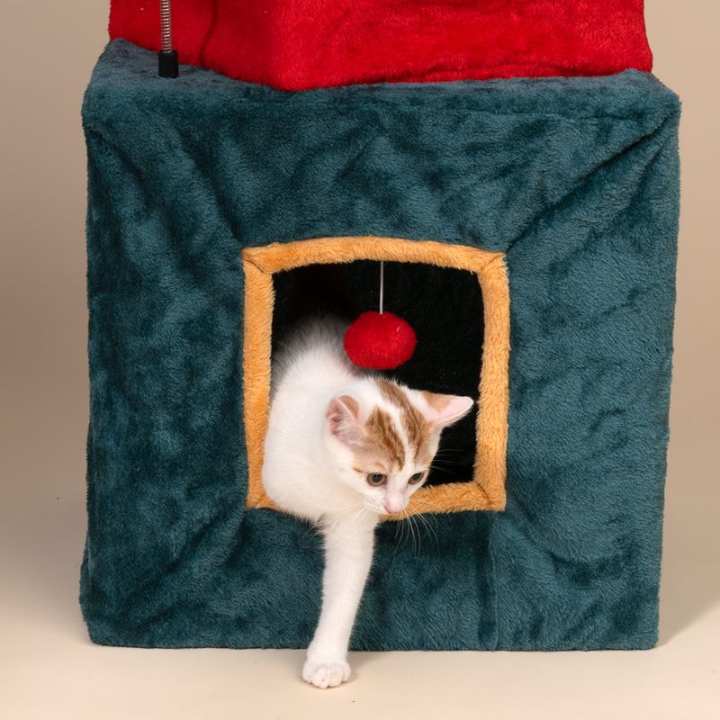 TIAKI Weihnachtlicher Geschenketurm für Katzen