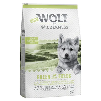 Pachet hrană uscată Little Wolf of Wilderness Green Fields Junior, 100% grain-free recipe, lots of fresh chicken meat & lamb, 5 kg. Text în engleză și germană vizibil pe ambalaj.