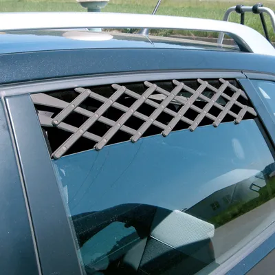 Griglia di ventilazione estensibile per finestrino auto, nera, consente aerazione sicura a finestrino chiuso.