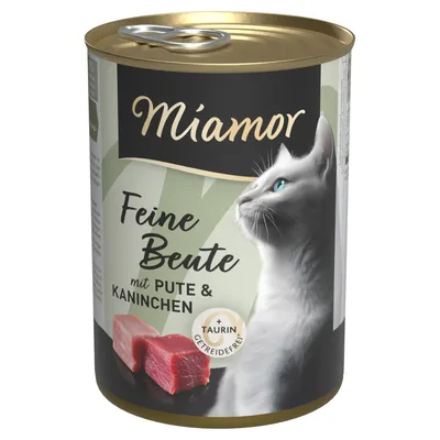Miamor Feine Beute mit Pute & Kaninchen, getreidefrei, mit Taurin. Abgebildet: weisse Katze und Fleischstücke.