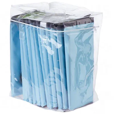 Piscina plegable azul para mascotas, empaquetada en bolsa de plástico transparente con cremallera. Estructura visible de paneles rígidos y bordes reforzados.
