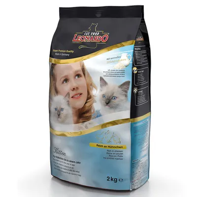 Опаковка Leonardo Cat Food за котенца, 2 кг, с надпис „Reich an Huhnchen“, снимки на котенца и информация за съставките отстрани.