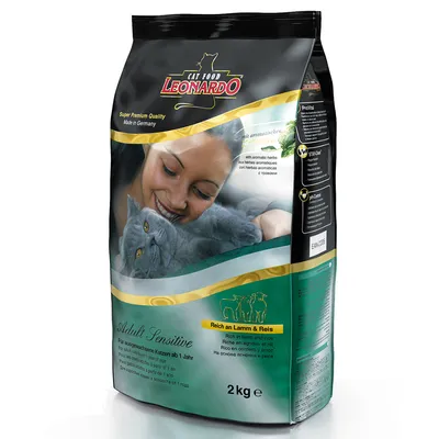 Опаковка суха храна за котки Leonardo Adult Sensitive, 2 кг. Видими надписи: Rich an Lamm & Reis, с агнешко и ориз, Super Premium Quality Made in Germany.