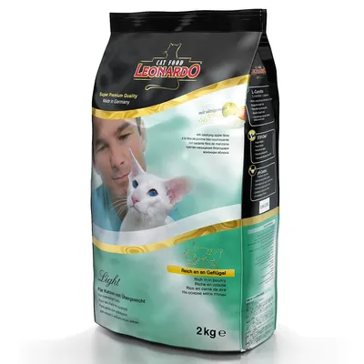 Опаковка суха храна за котки LEONARDO Cat Food Light, 2 кг. Видими надписи: Super Premium Quality Made in Germany, Rich in poultry, На основа месо от птици.