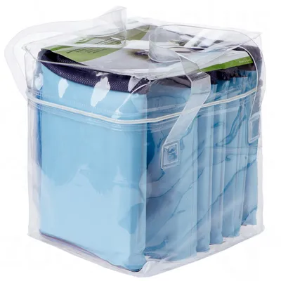 Bolsa de transporte transparente con cremallera que contiene un producto azul rectangular. Etiqueta verde visible en la parte superior, sin texto legible ni marca identificable.